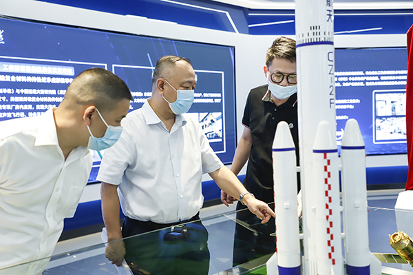 長沙經開區管委會主任張慶紅一行調研頂立科技 (1).JPG