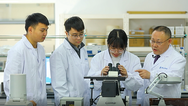 頂立科技戴煜博士專著《先進復合材料高溫熱工裝備》正式出版 頂立科技戴煜博士專著《先進復合材料高溫熱工裝備》正式出版